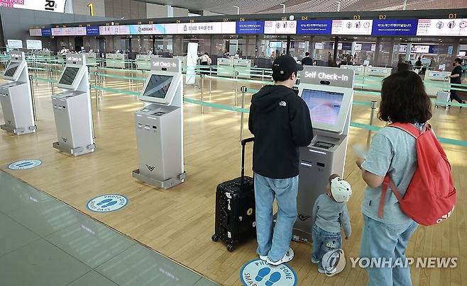 중동 전쟁 여파로 국제유가가 급등하면서, 이달 발권되는 국제선 항공권 유류할증료가 전월 대비 약 2배 오른다.&nbsp; / 연합뉴스 제공