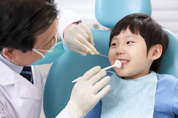 대한소아치과학회에서는 첫 치과 방문 시기를 '첫 이가 나는 때'로 권장하고 있다. 보통 생후 약 6개월 전후이다. /게티이미지뱅크