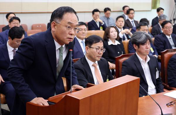 강백신 대구고검 검사가 16일 국회 '윤석열 정권 정치검찰 조작기소 의혹 사건 진상규명' 국정조사특별위원회에서 열린 대장동·위례 개발비리 및 김용 전 민주연구원 부원장 관련 의혹 사건에 대한 청문회에서 의원 질의에 답하고 있다. 2026.4.16. 연합뉴스