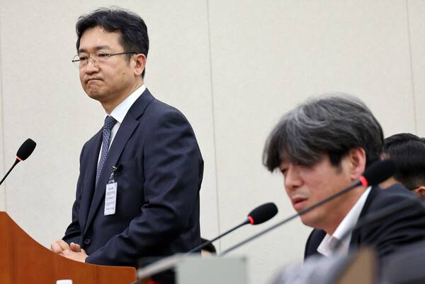 대장동 수사를 주도했던 정일권 검사가 16일 국회 '윤석열 정권 정치검찰 조작기소 의혹 사건 진상규명' 국정조사특별위원회에서 열린 대장동·위례 개발비리 및 김용 전 민주연구원 부원장 관련 의혹 사건에 대한 청문회에서 증언대에 서서 남욱 변호사의 의원 질의와 답변을 듣고 있다. 2026.4.16. 연합뉴스