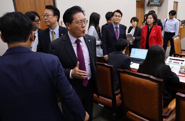 '윤석열 정권 정치검찰 조작기소 의혹 사건 진상규명 국정조사특별위원회' 활동 종료일인 30일 국회에서 열린 전체회의에서 국민의힘 위원들이 증인 고발 조치와 활동 결과보고서 채택 의결을 앞두고 퇴장하고 있다. 2026.4.30. 연합뉴스