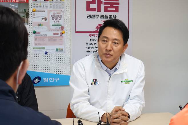 국민의힘 오세훈 서울시장 후보가 노동절인 1일 서울 광진구 이동노동자쉼터에서 배달 라이더들을 만나 대화하고 있다. (사진=오세훈 후보 캠프)