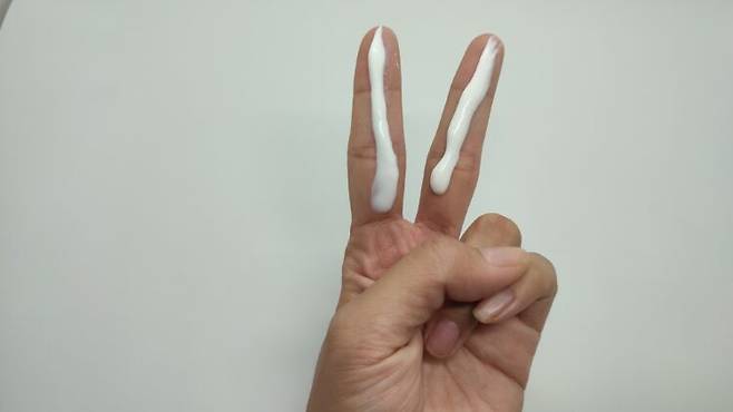 검지와 중지에 선크림을 바른 모습. 사진=게티이미지뱅크