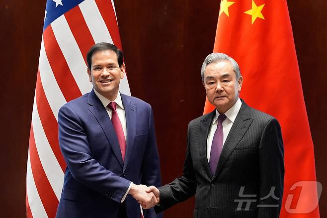 마코 루비오 미국 국무장관과 왕이 중국 외교부장이 13일(현지시간) 독일 뮌헨안보회의(MSC)를 계기로 만나 악수하고 있다. 2026.02.14. ⓒ 로이터=뉴스1