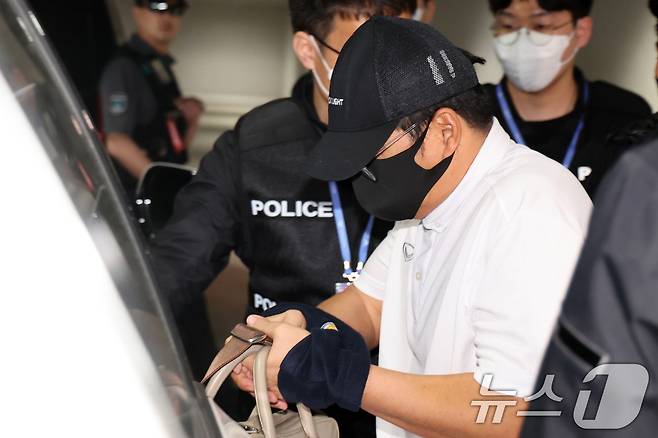 '마약왕' 박왕열에게 마약을 공급한 이른바 '청담 사장' 최 모 씨가 1일 오전 인천국제공항으로 이송되고 있다. 경찰청은 태국과의 공조 작전으로 마약 공급책 최 씨를 태국 현지로 검거해 이날 국내로 송환했다. 2026.5.1 ⓒ 뉴스1 황기선 기자