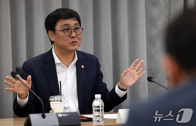 최 장관은 학교와 공공도서관 물량을 지역서점에 연결할 경우 15% 안팎의 유통 마진이 지역에 남을 수 있다며, 이를 문화공간 역할을 하는 서점의 생존 기반으로 삼을 수 있다고 봤다.