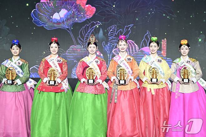 제96회 남원 춘향제 '글로벌 춘향선발대회' 수상자들. 왼쪽부터 정 김도현,  선 이소은, 진 김하연, 미  리나, 숙 김서원, 현 이현아 씨 순.(남원시 제공. 재판매 및 DB금지)/뉴스1
