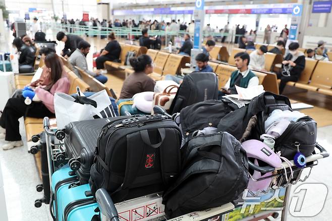 올해 법정공휴일로 지정된 노동절과 어린이날을 낀 징검다리 연휴 기간인 1일 인천국제공항 입국장에서 승객들이 출국수속을 하고 있다.  2026.5.1 ⓒ 뉴스1 황기선 기자