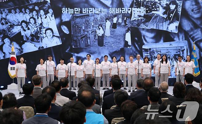 1일 청와대 영빈관에서 열린 2026 노동절 기념식에서 봄날 합창단이 노동가요 메들리 축하공연을 하고 있다. 2026.5.1 ⓒ 뉴스1 허경 기자