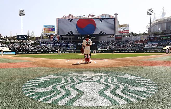 SSG가 1일 인천SSG랜더스필드에서 열리는 2026 KBO리그 정규시즌 롯데전에서 올시즌 세 번째 만원 관중을 달성했다. 사진 | SSG 랜더스