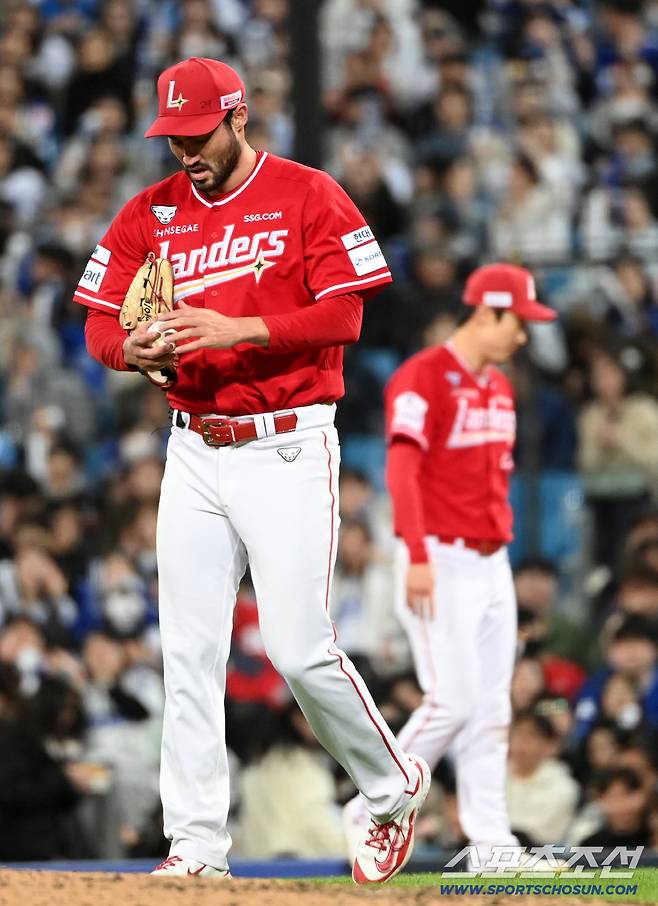 23일 대구삼성라이온즈파크에서 열린 SSG와 삼성의 경기. 5회말 1사 1,3루 최형우 타석때 화이트가 견제 악송구로 실점하며 아쉬워하고 있다. 대구=허상욱 기자wook@sportschosun.com/2026.04.23/