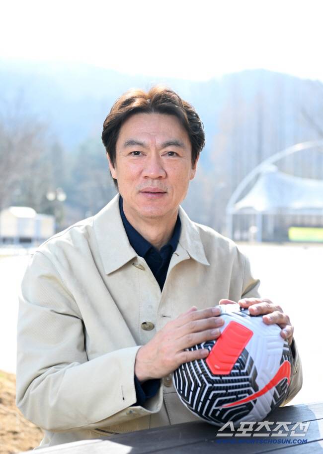 홍명보 축구 국가대표팀 감독이 17일 경기도 분당 율동공원에서 진행된 스포츠조선과의 인터뷰에 앞서 포즈를 취하고 있다. 분당=허상욱 기자wook@sportschosun.com/2026.03.17/
