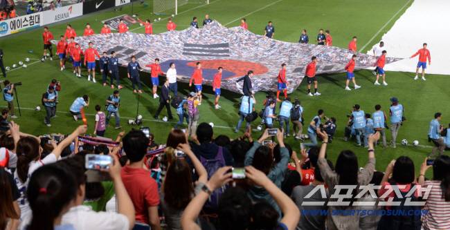 2018 러시아월드컵에 출전하는 축구대표팀의 서울광장 출정식이 21일 오후 서울광장에서 열렸다. 차범근, 최순호 레전드가 황희찬, 김신욱, 손흥민과 함께 입장하고 있다. 정재근 기자 cjg@sportschosun.com/2018.05.21/