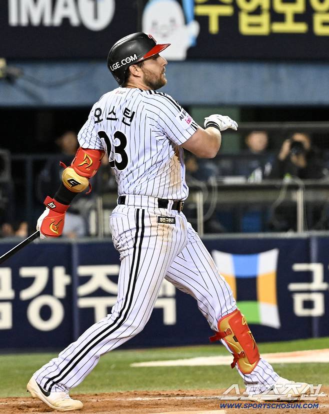 21일 잠실구장에서 열린 LG와 한화의 경기. 7회말 2사 2루 LG 오스틴이 안타를 날리고 있다. 잠실=박재만 기자 pjm@sportschosun.com/2026.04.21/