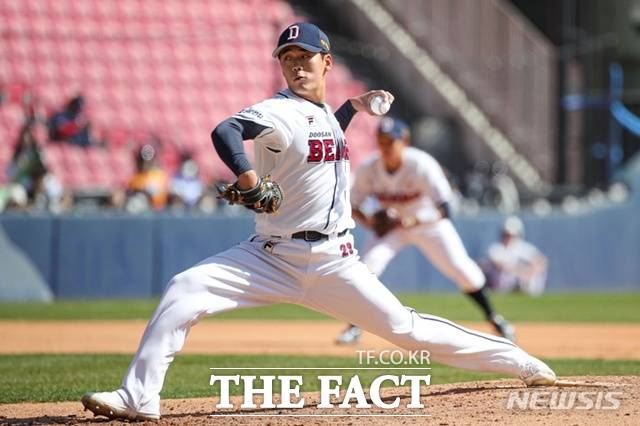 두산 베어스 이병헌이 지난 4월 25일 라이벌 LG 트윈스전에 등판해 투구하고 있다. /뉴시스
