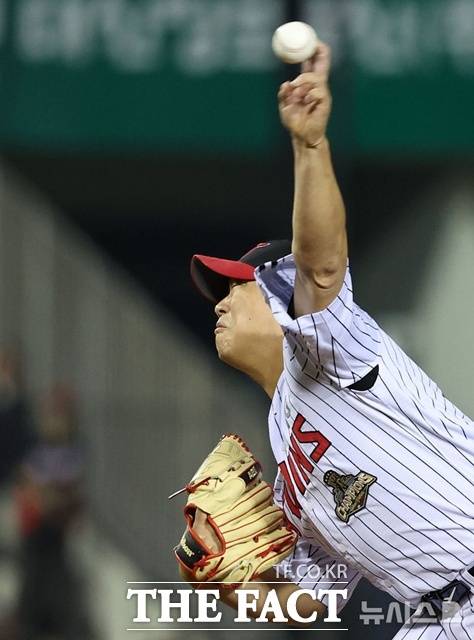 LG 트윈스 함덕주는 30일 kt전서 9회말 마지막 수비를 힘겹게 무실점으로 막고 감격적인 세이브를 올렸다. /뉴시스