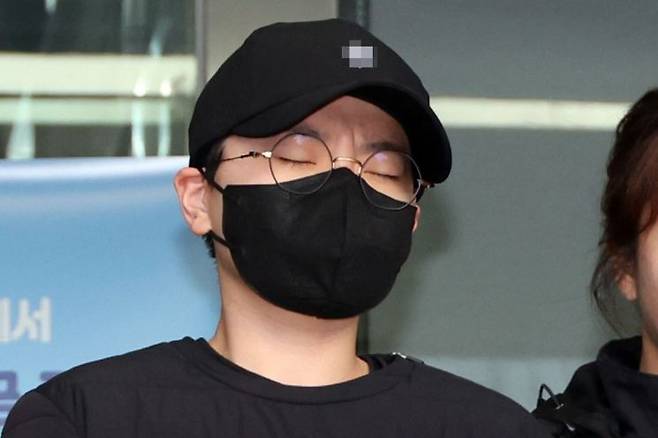 전청조씨가 지난 2023년 11월 10일 서울 송파경찰서에 나와 동부지방검찰청으로 압송되고 있다. 연합뉴스