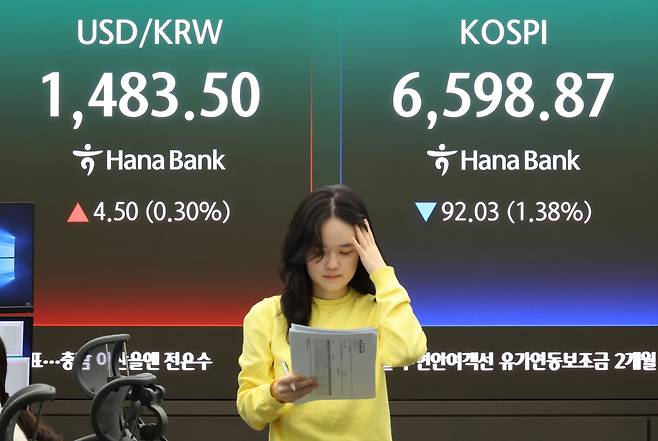 <YONHAP PHOTO-5640> 1.38% 내린 코스피    (서울=연합뉴스) 최재구 기자 = 30일 서울 중구 하나은행 본점 딜링룸에 지수가 표시되고 있다. 이날 코스피는 92.03p(1.38%) 내린 6,598.87로 장을 마쳤다. 2026.4.30    jjaeck9@yna.co.kr/2026-04-30 15:51:44/<저작권자 ⓒ 1980-2026 ㈜연합뉴스. 무단 전재 재배포 금지, AI 학습 및 활용 금지>