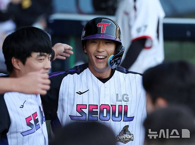 LG 송찬의가 1일 잠실 NC전에서 3회 2점 홈런을 친 뒤 더그아웃에서 동료 선수들의 축하를 받고 있다. 2022년 1군 무대에 데뷔한 송찬의는 한 시즌 최다 홈런이 3개였는데, 올해는 1일까지 4개를 치고 있다./뉴시스