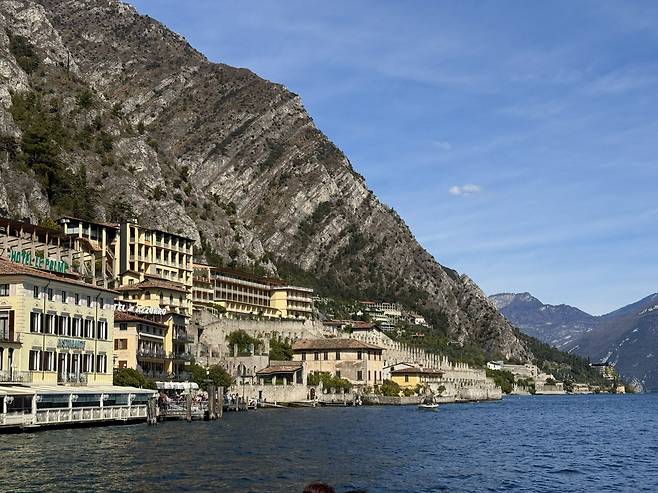 리모네 술 가르다(Limone sul Garda). 프스 기슭에 ‘가르다 호수의 작은 보석’으로 불리는데. 10세기부터 문헌에 등장할 정도로 오래된 마을이다. 레몬의 산지로 유명해서 거의 모든 방문객의 손엔 늘 레몬셔벗, 레몬에이드가 들려있다.