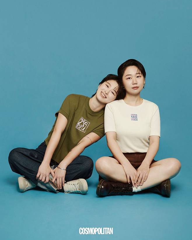 (허휘수)데님 재킷, 티셔츠, 데님 팬츠 모두 Marni. 팔찌 & Other Stories. 스니커즈 Converse. 양말 에디터 소장품. (서솔)비스코스 재킷, 티셔츠, 비스코스 쇼츠 모두 Marni. 귀고리 Tom Wood. 워커 Dr. Martens. 양말 에디터 소장품.