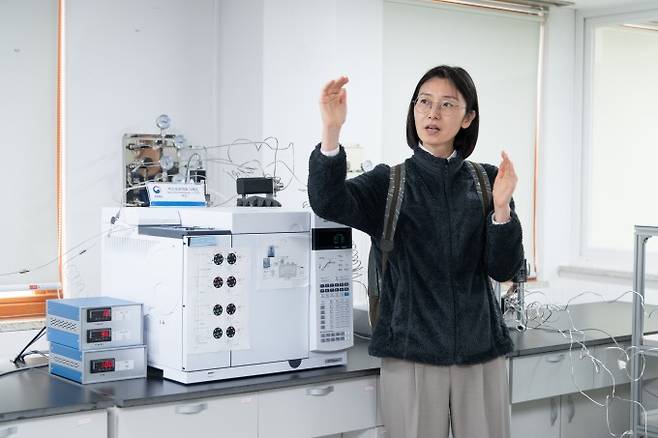 김수민 기상청 지구대기감시연구과 연구관이 공기 구성성분을 분석하는 가스 크로마토그래피 장비를 설명하고 있다. 기상청 제공