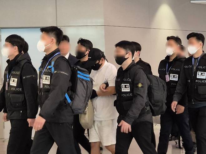 1일 '마약왕' 박왕열에게 필로폰 등 마약류를 공급한 혐의를 받는 최모씨가 태국으로부터 강제송환돼 인천국제공항 제2여객터미널에서 이송되고 있다. 사진=장유하 기자