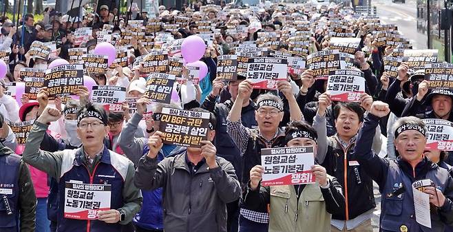 전국민주노동조합총연맹 제주본부가 1일 오전 제주시청 앞에서 '2026 세계노동절 제주대회'를 열고 구호를 외치고 있다. 뉴시스