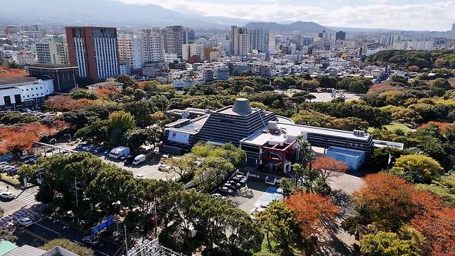 제주콘텐츠진흥원 전경. 제주특별자치도와 제주콘텐츠진흥원은 도내 관광·콘텐츠 기업의 신규 정규직 채용과 인재 정착을 지원하기 위해 ‘2026 관광콘텐츠 특화형 고용정착 및 인재육성 지원사업’ 참여기업을 모집한다. /사진=제주콘텐츠진흥원 제공