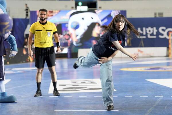 2026 밀라노·코르티나담페초 겨울올림픽 스노보드 빅에어 동메달리스트 유승은이 챔피언전 시구 행사에서 힘차게 공을 던지고 있다. 한국핸드볼연맹 제공