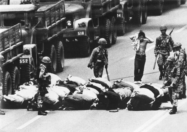 1980년 5월19일. M16 자동소총에 착검까지 한 공수부대원들이 광주 금남로에서 시민들을 무릎 꿇려놓고 있다. 5·18 기념재단 ‘5월 민주주의의 승리’