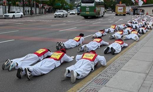 퇴근 2시간 전 일방적으로 집단해고통보를 받은 우창코넥타 노동자들이 지난달 28일 서울시청에서 청와대 사랑채 앞까지 ‘오체투지’를 진행하고 결의대회를 열었다. 민주일반연맹 제공