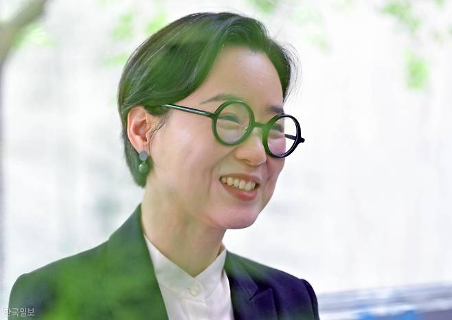 정재경 초록생활연구소 대표가 지난달 23일 경기 성남 분당구 작업실 겸 자택에서 본보와 인터뷰하고 있다. 최주연 기자