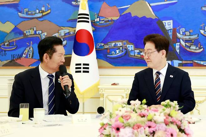 이재명 대통령과 정청래 더불어민주당 대표가 7일 청와대에서 열린 여야정 민생경제협의체 회담 및 오찬에서 대화하고 있다. 뉴스1