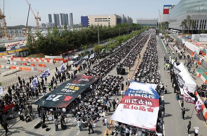 지난달 23일 경기 평택시 고덕동 삼성전자 평택캠퍼스에서 열린 삼성전자 노동조합 공동투쟁본부 '4·23 투쟁 결의대회'에서 조합원들이 구호를 외치고 있다. 평택=정다빈 기자