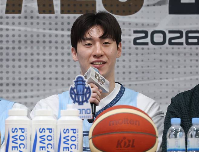 <yonhap photo-4337="">1일 프로농구 챔피언결정전 미디어데이에 참석한 고양 소노 이정현. 연합뉴스</yonhap>