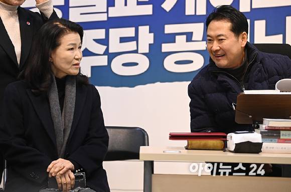 통일교 및 공천뇌물 특검 수용 촉구 단식 농성 중인 장동혁 국민의힘 대표가 16일 서울 여의도 국회 로텐더홀에서 이진숙 전 방송통신위원장과 대화를 나누고 있다. [사진=곽영래 기자]