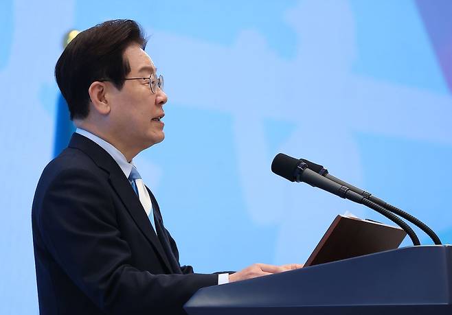이재명 대통령이 1일 청와대 영빈관에서 열린 노동절 기념식에서 기념사하고 있다.   청와대가 노동절 기념식을 개최한 것은 사상 처음이다. 연합뉴스