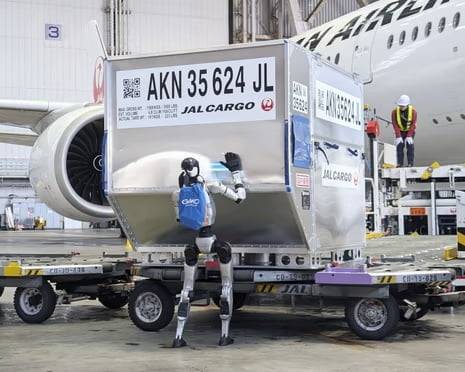 일본항공(JAL)이 투입한 중국 유니트리의 휴머노이드 로봇이 도쿄 하네다공항 수하물 코너에서 짐을 나르고 있다. 사진=교도통신