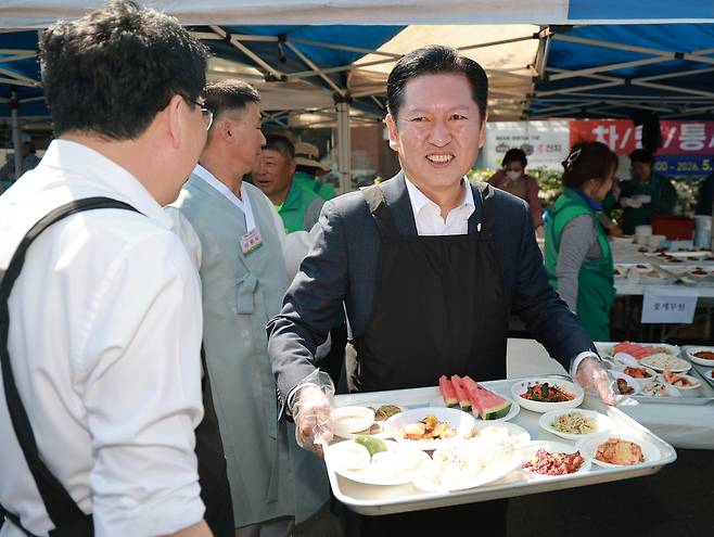 정청래 더불어민주당 대표가 1일 어버이날 기념 경로행사가 열린 충남 서산시 문화회관 주차장에서 배식 봉사를 하고 있다. 연합뉴스