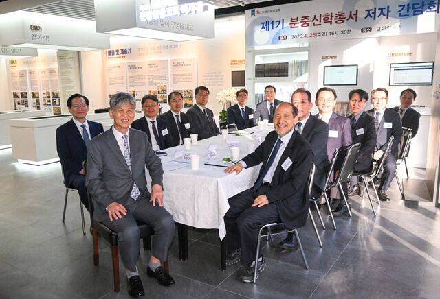 분중신학총서를 집필한 총신대 교수들과 최종천 목사가 지난 26일 경기도 성남 분당중앙교회에서 기념촬영을 하고 있다. 성남=신석현 포토그래퍼