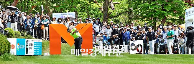 ‘한국의 마스터스’ 제45회 GS칼텍스 매경오픈이 30일 경기 성남 남서울CC에서 개막하며 나흘간의 열전에 돌입했다. 19개국 출신 138명이 5월 3일까지 총상금 13억원을 향한 뜨거운 경쟁을 펼친다. 2023년 대회 우승자인 정찬민이 대회 1라운드 1번홀에서 수많은 갤러리가 지켜보는 가운데 힘차게 티샷을 날리고 있다. [성남 한주형 기자]