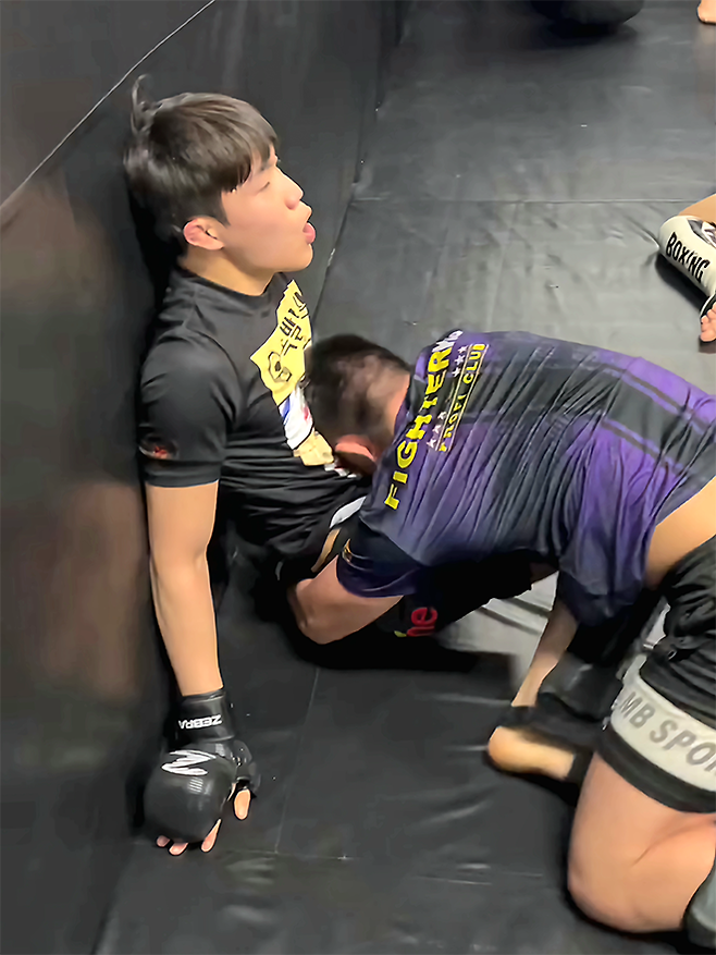 KMMA 챔피언 출신 김지경이 2026년 4월 로드FC 77 대비 원정 훈련에서 국제레슬링연맹 그래플링 세계선수권대회 동메달리스트 옐디야르 알림세이토프한테 밀리고 있다. 사진=@highhopesmma/@alymseitov_kgz
