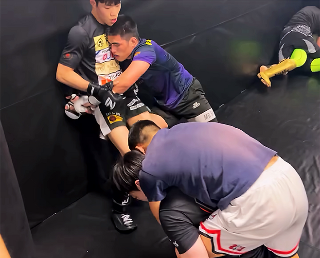 KMMA 챔피언 출신 김지경이 2026년 4월 로드FC 77 대비 원정 훈련에서 국제레슬링연맹 그래플링 세계선수권대회 동메달리스트 옐디야르 알림세이토프한테 밀리고 있다. 사진=@highhopesmma/@alymseitov_kgz