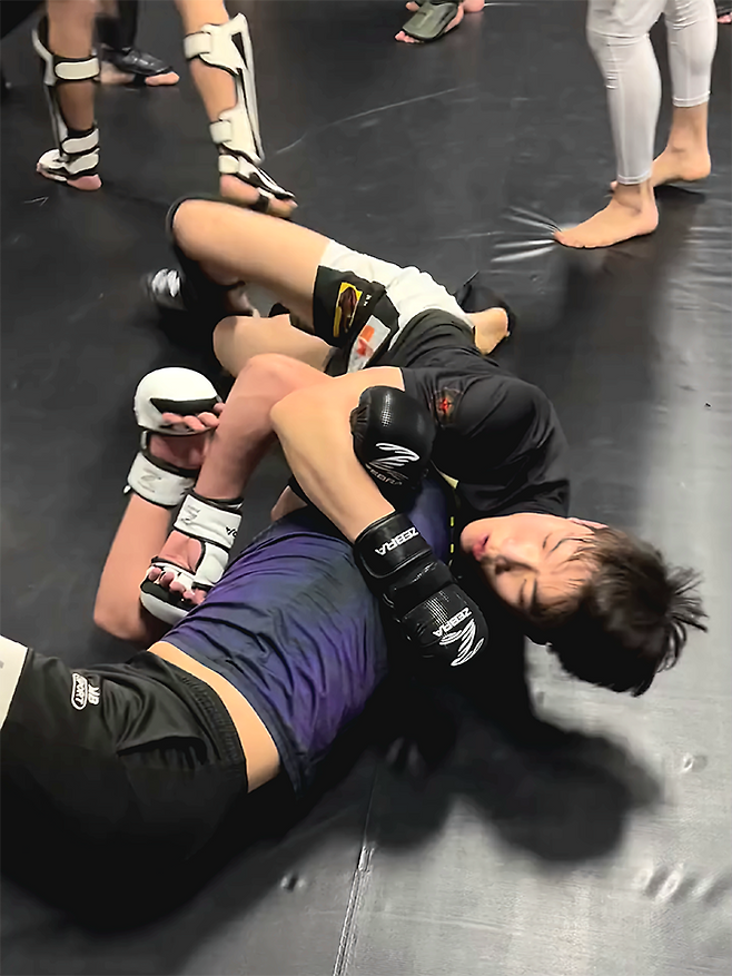 KMMA 챔피언 출신 김지경이 2026년 4월 로드FC 77 대비 원정 훈련에서 국제레슬링연맹 그래플링 세계선수권대회 동메달리스트 옐디야르 알림세이토프한테 반격을 시도하고 있다. 사진=@highhopesmma/@alymseitov_kgz