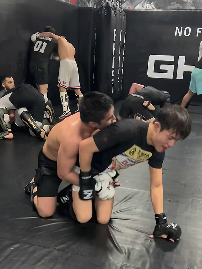 국제레슬링연맹 그래플링 세계선수권대회 동메달리스트 옐디야르 알림세이토프가 2026년 4월 로드FC 77 대비 원정 훈련을 온 KMMA 챔피언 출신 김지경을 몰아붙이고 있다. 사진=@alymseitov_kgz/@highhopesmma