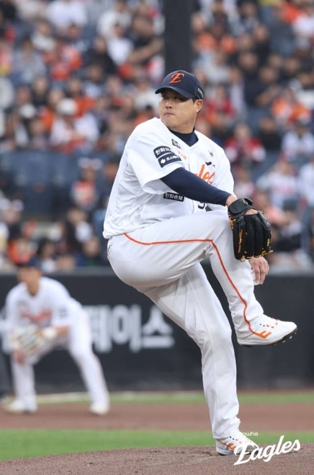 류현진이 4월 30일 SSG전에서 공을 뿌리고 있다. 사진=한화 제공