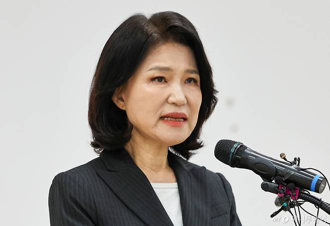 [대구=뉴시스] 이무열 기자 = 국민의힘 대구시장 경선에서 컷오프(공천 배제)된 이진숙 전 방송통신위원장이 25일 오전 대구 수성구 국민의힘 대구시당에서 6·3 지방선거 대구시장 불출마 뜻을 밝히고 있다. 2026.04.25. lmy@newsis.com /사진=이무열