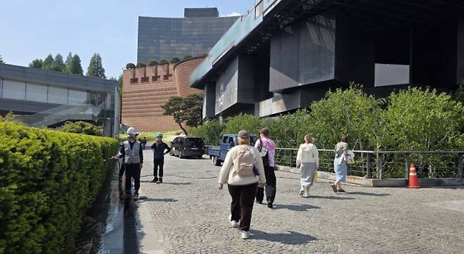 30일 서울 용산구 한남동에 위치한 인근 미술관으로 이동하고 있는 외국인 관광객들의 모습. / 사진=김성아 기자