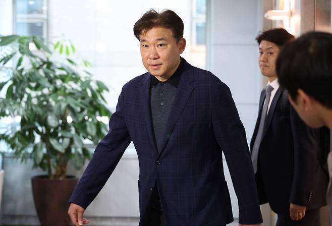 KBL이 선수 폭행 논란을 빚은 김승기 전 감독에 대한 2년 자격정지 징계를 유지하기로 했다. 김 전 감독이 지난달 30일 서울 강남구 한국농구연맹(KBL)에서 열린 제31기 제 13차 재정위원회에 출석하고 있다. /사진=뉴시스